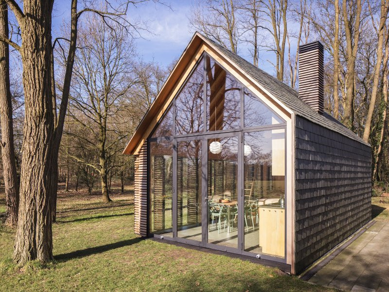 Dřevostavba z holandského venkova má čiré sklo až po krokve